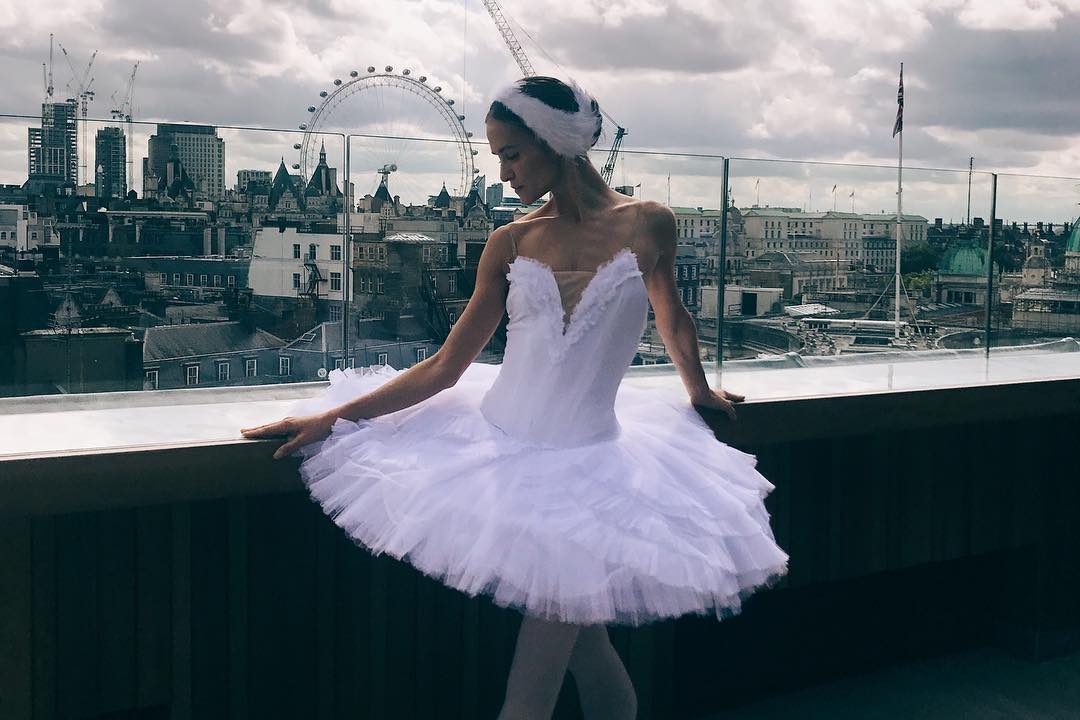 Maria Dmitrienko en tutú clásico de El lago de los cisnes, gira en Londres, Estudio de Ballet Ruso